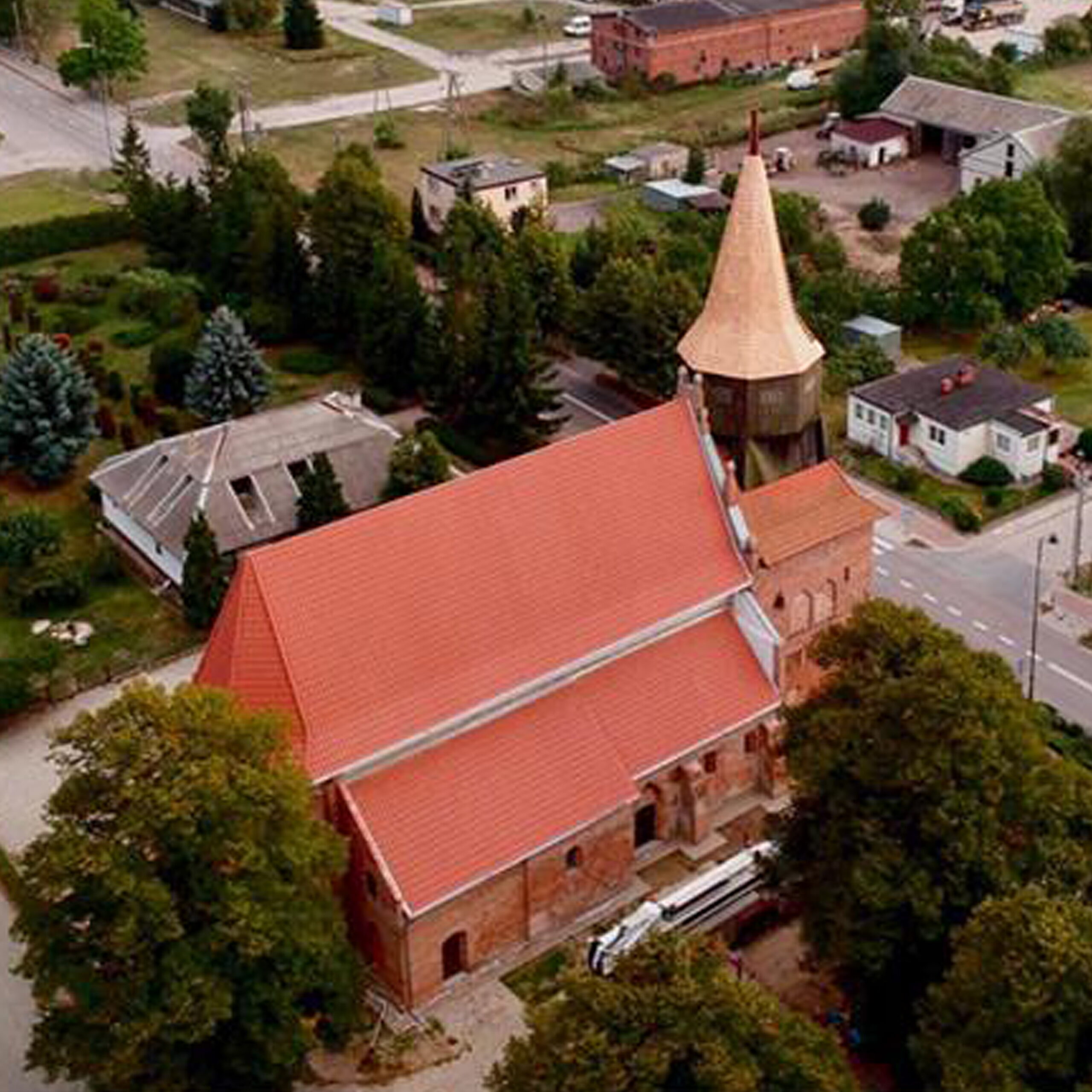 KOŚCIÓŁ W CEDRACH WIELKICH