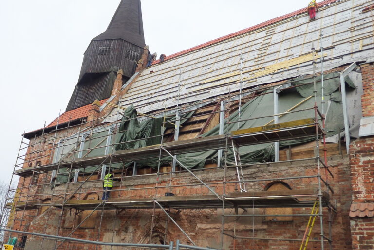 KOŚCIÓŁ W CEDRACH WIELKICH